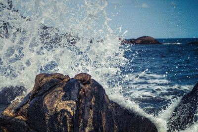 waves crashing the rocks