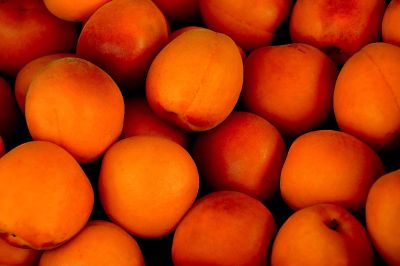 pile of peaches