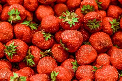 a large number of strawburry fruits