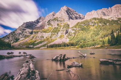 lake by the mountain