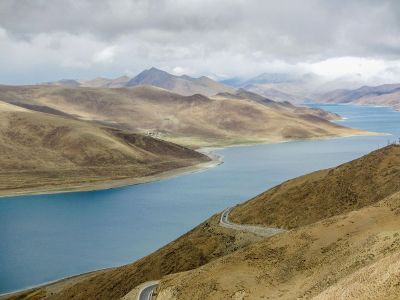 river between mountains