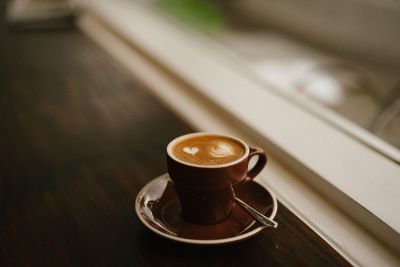 a latte design in brown mug