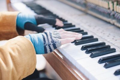 hands playing piano