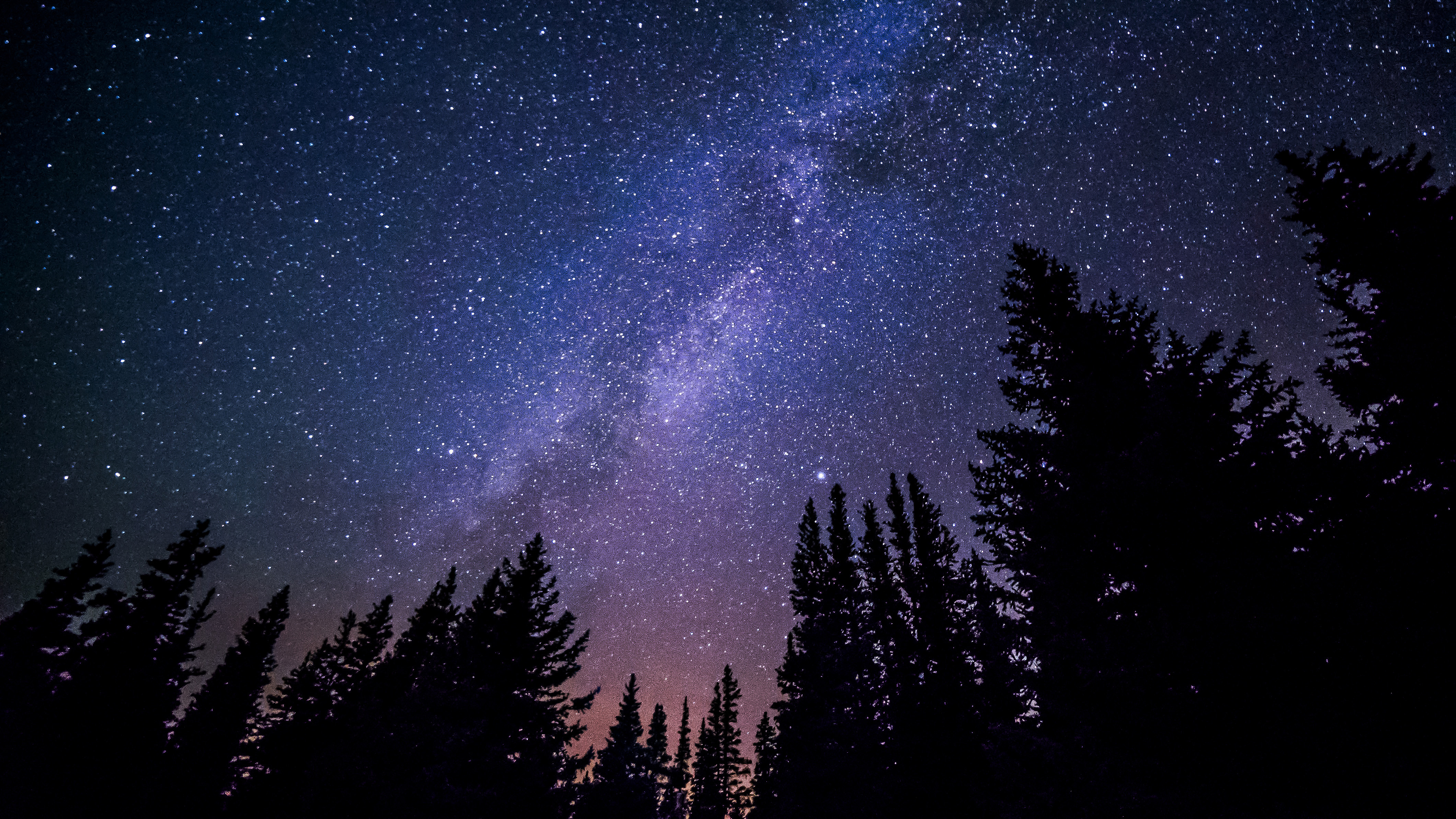 Một hình nền thiên hà đẹp sẽ khiến bạn đắm mình trong những vì sao và hành tinh xa xôi nhất. Tận hưởng nét đẹp đầy mê hoặc của thiên nhiên trên màn hình máy tính của bạn và lấy cảm hứng từ vũ trụ rộng lớn để làm việc hoặc giải trí.