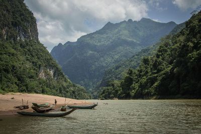 boats in valley river