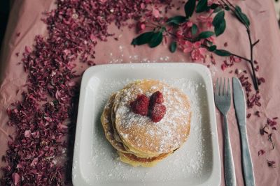 strawberry pancakes with powdered sugar