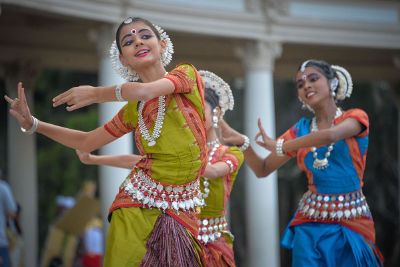 girls dancing