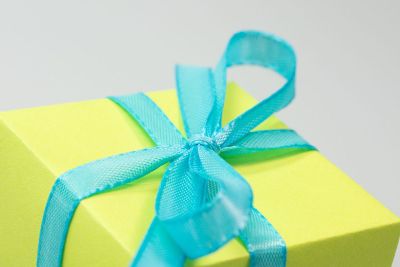 blue ribbon on yellow present