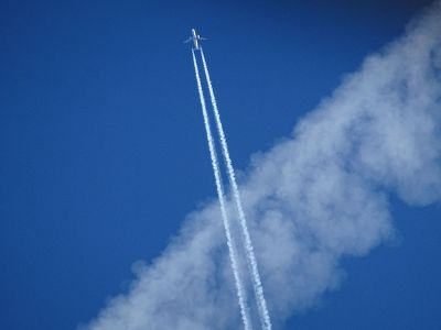 jumbo jet stream in sky