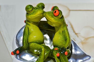 kissing frog statue