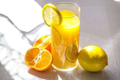 orange juice with fresh oranges