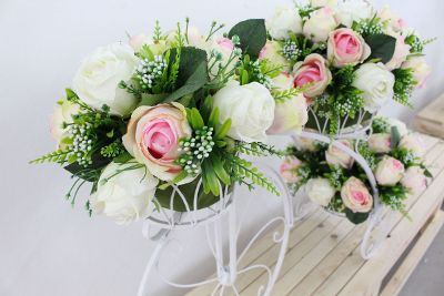 white and pink wedding flowers