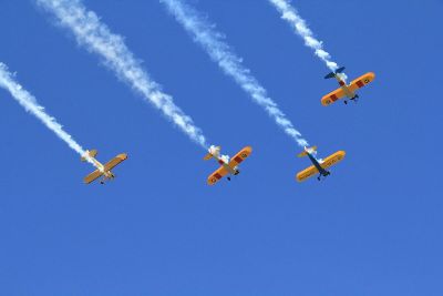 4 airplanes in blue sky