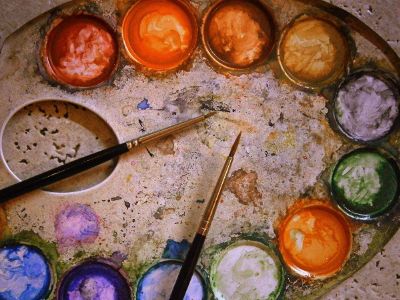 paint palette with paint brushes