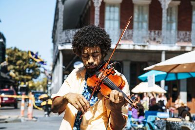 violin player on city