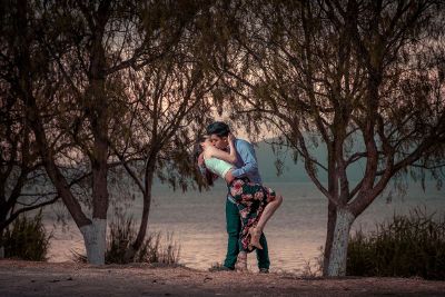 couple kissing by the water