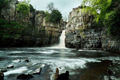 waterfall between cliffs